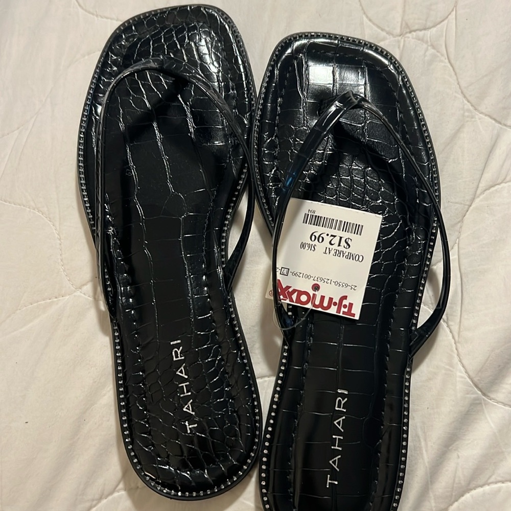 NWT Tahari embossed square toe black flip flops- size 8
